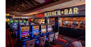 Layar permainan slot Fortune Tiger dan meja Dragon Tiger di mona4d